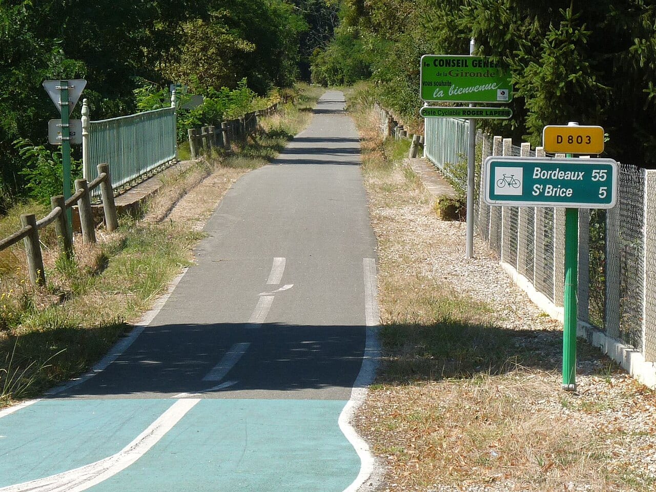 Sauveterre-de-Guyenne, Gironde, France; extrémité de la piste cyclable venant de Bordeaux, ancienne voie ferrée