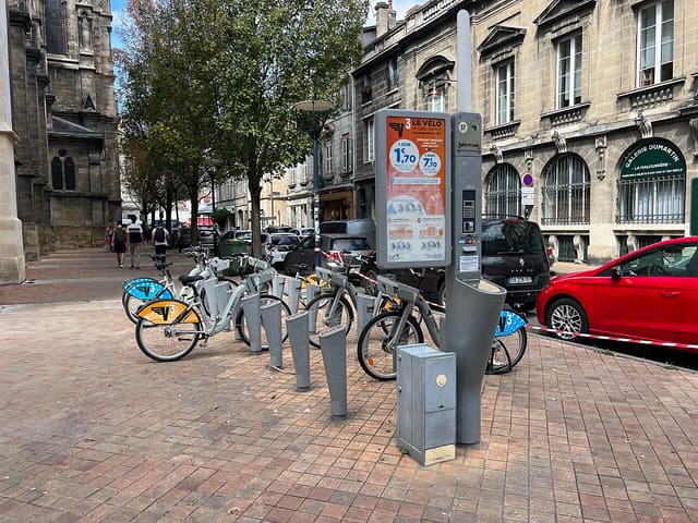 Une station de vélos en libre-service V³ devant l'église Saint-Louis, dans le quartier des Chartrons à Bordeaux
