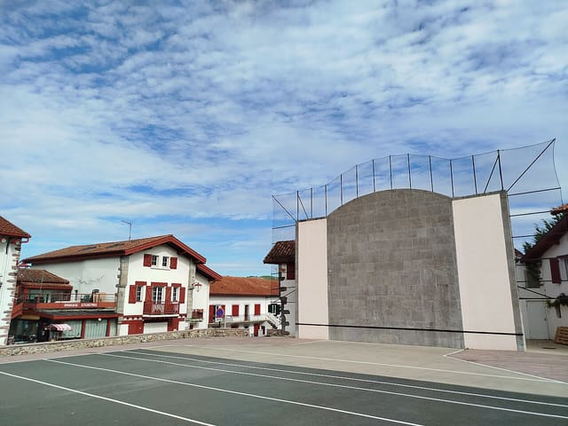 Illustration : fronton de pelote basque
