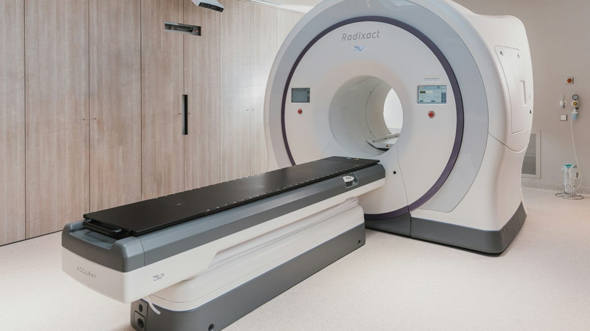 Machine médicale de radiothérapie avec table noire en clinique