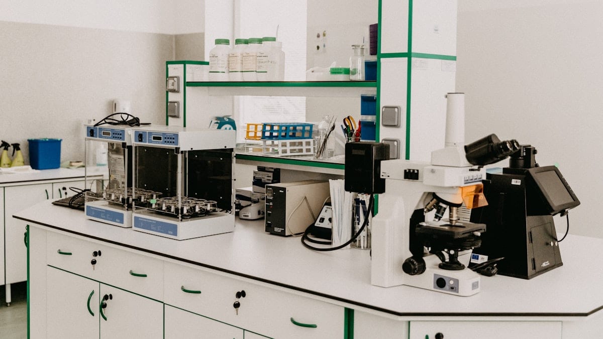 Établi de laboratoire avec microscope et appareils d'analyse en salle lumineuse