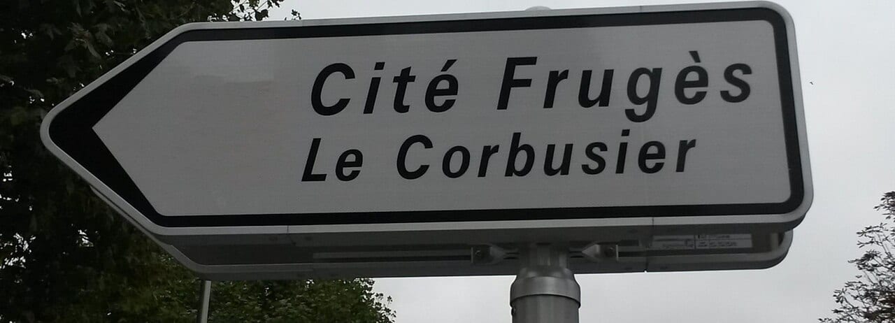 Panneau routier indiquant la direction de la Cité Frugès, Le Corbusier, à Pessac