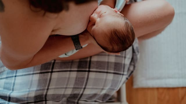 Femme tenant un bébé sur ses genoux