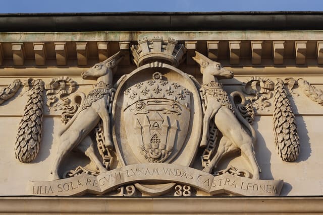 Galerie des Beaux-Arts in Bordeaux (Region Aquitanien, Frankreich), Place du Colonel Raynal, Wappen der Stadt Bordeaux über dem Eingang