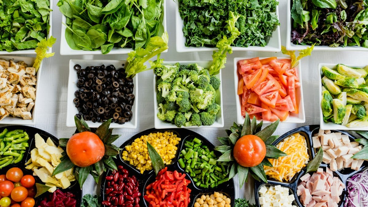 Assortiment de légumes frais découpés, illustration des ateliers de nutrition proposés à Bègles.