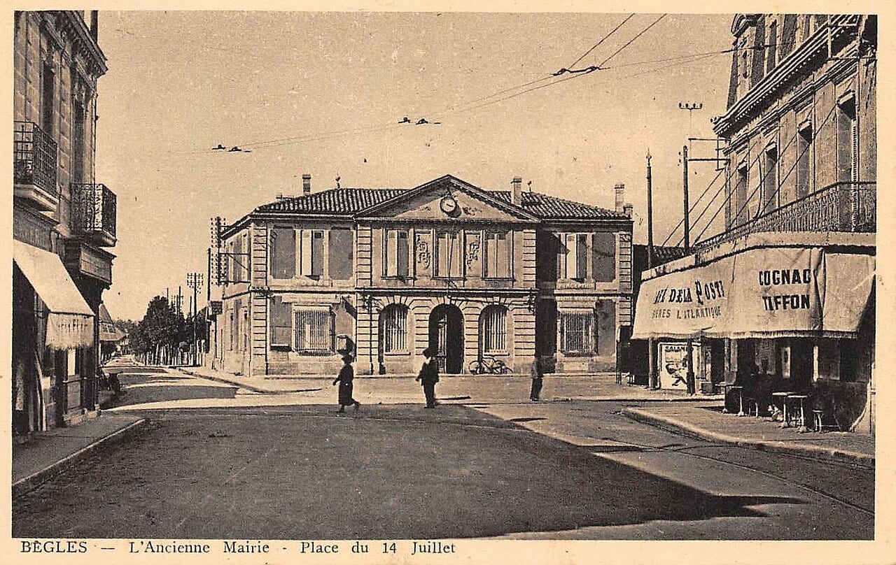 Carte postale ancienne de l'ancienne mairie de Bègles, place du 14 Juillet, avec des passants devant la façade à fronton.