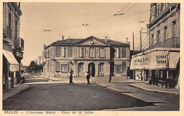 Carte postale ancienne de l'ancienne mairie de Bègles, place du 14 Juillet, avec des passants devant la façade à fronton.