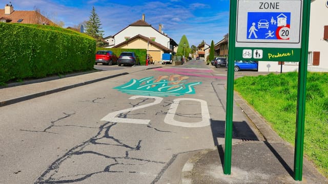 Panneau de rue et limitation de vitesse à 20 km/h