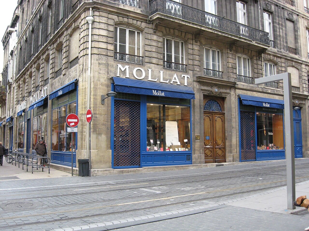 Façade de la librairie Mollat à Bordeaux, France, à l'angle des rues Vital-Carles et Porte-Dijaux