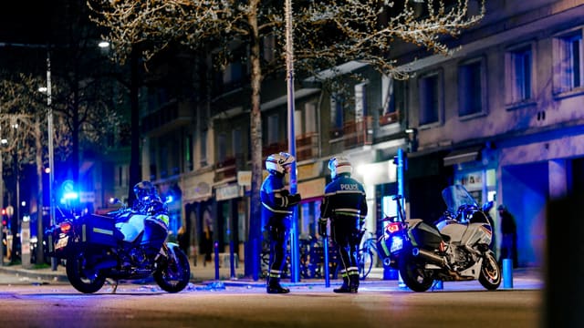 Motos stationnées au bord d'une route
