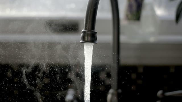 Robinet versant de l'eau d'un évier de cuisine