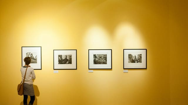 Trois cadres noirs en bois avec photos murales