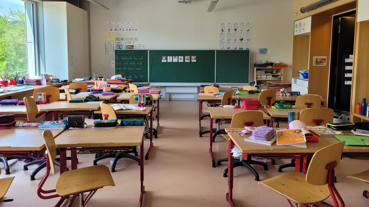 Salle de classe remplie de bureaux et chaises