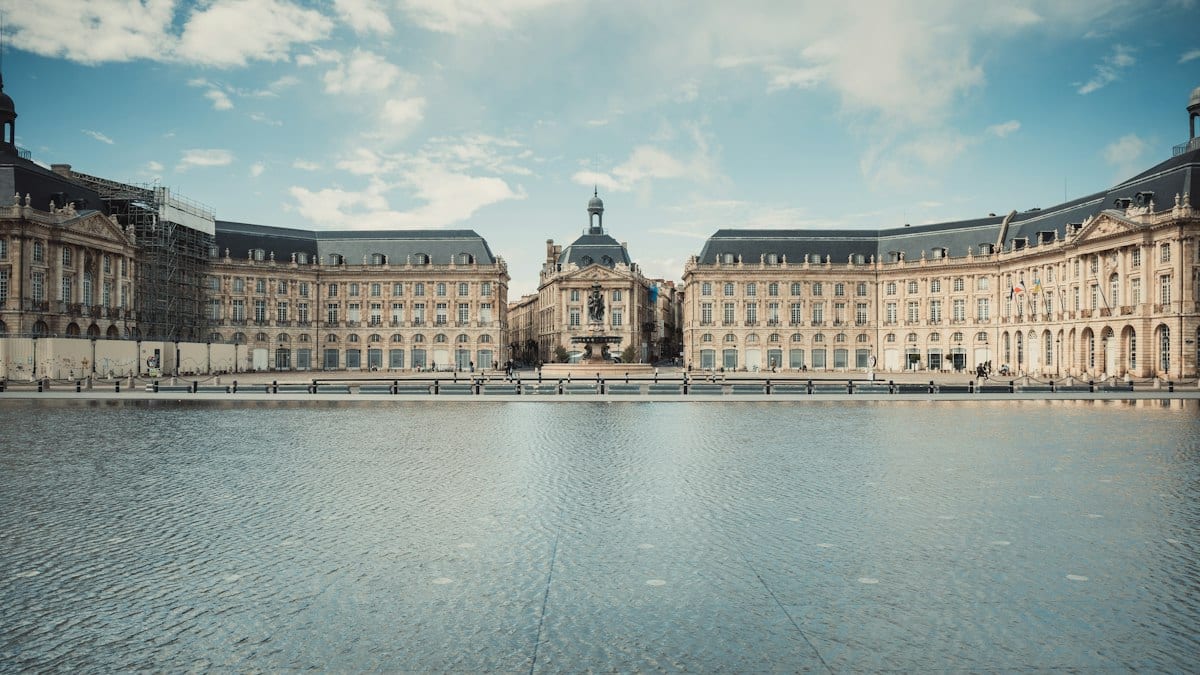 La place de la Bourse et le Miroir d'eau à Bordeaux, point de départ du cortège intersyndical du 31 octobre.