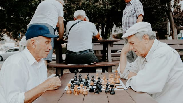 Deux hommes jouant aux échecs