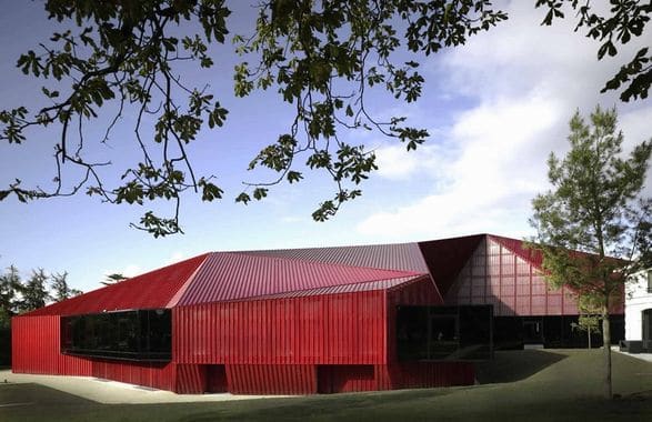 Façade rouge du Rocher de Palmer à Cenon, salle de concert où se produira Doc Gyneco