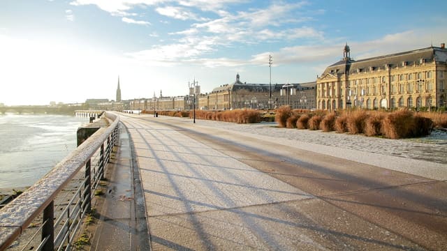 Les quais de la Garonne à Bordeaux en fin de journée, propices à une halte au bord du fleuve.