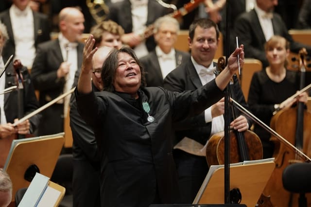 Joseph Swensen dirige l'Orchestre National Bordeaux Aquitaine, la médaille de l'Ordre des Arts et des Lettres au revers