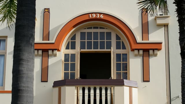 Immeuble blanc avec fenêtre et balcon