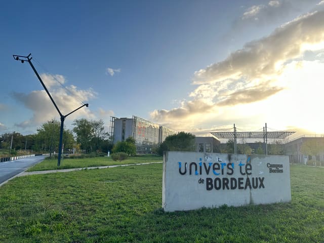 Le panneau du campus Bordes de l'université de Bordeaux, où travaille la doctorante distinguée.
