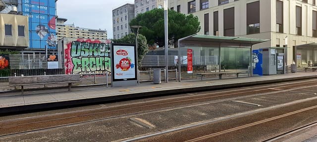 Station de tramway devant l'hôpital Pellegrin à Bordeaux, avec les bâtiments hospitaliers en arrière-plan