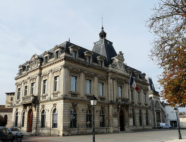 L'hôtel de ville de Coutras, Gironde, France