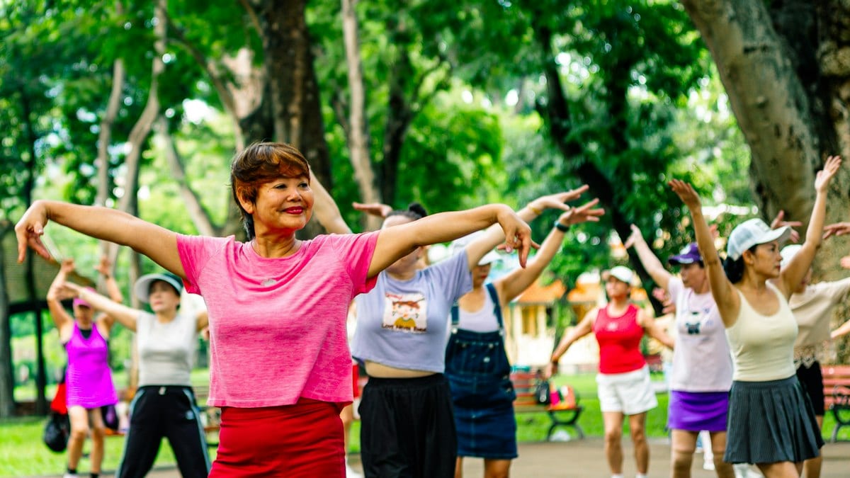 Groupe de femmes s'exerçant ensemble dans parc