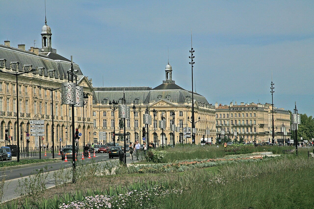 Façade de la place de la Bourse à Bordeaux, point de départ du cortège lycéen, vue depuis le jardin central et la chaussée voisine