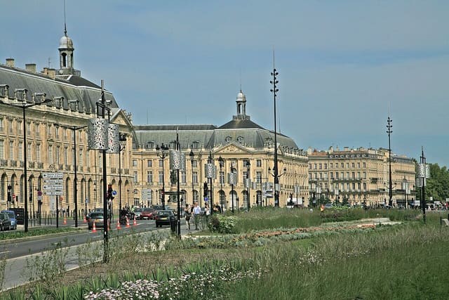 Façade de la place de la Bourse à Bordeaux, point de départ du cortège lycéen, vue depuis le jardin central et la chaussée voisine