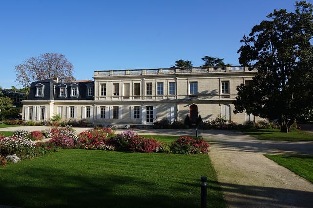 Town hall of Merignac (Gironde, France) ; castle Le Vivier (1770).