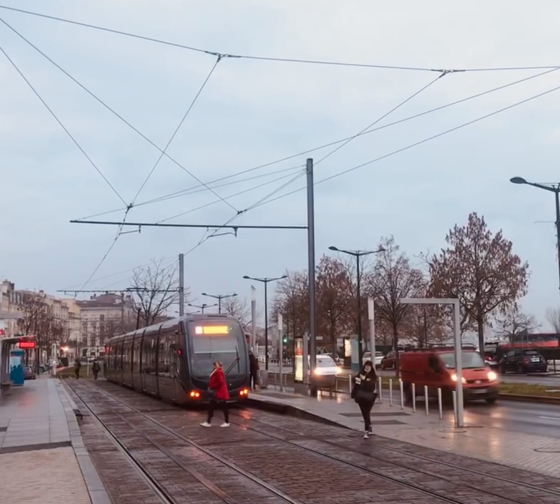 Bordeaux tramway end of aesthetic power supply