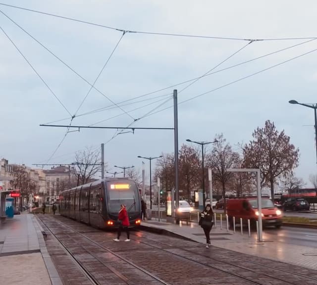 Bordeaux tramway end of aesthetic power supply