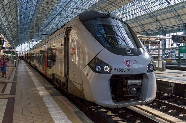 Une rame TER Nouvelle-Aquitaine à quai sous la verrière de la gare de Bordeaux-Saint-Jean.