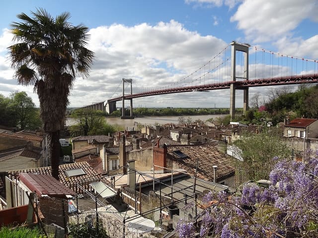 Le pont d'Aquitaine vu depuis les toits de Lormont, avec ses pylônes et ses haubans au-dessus de la Garonne.