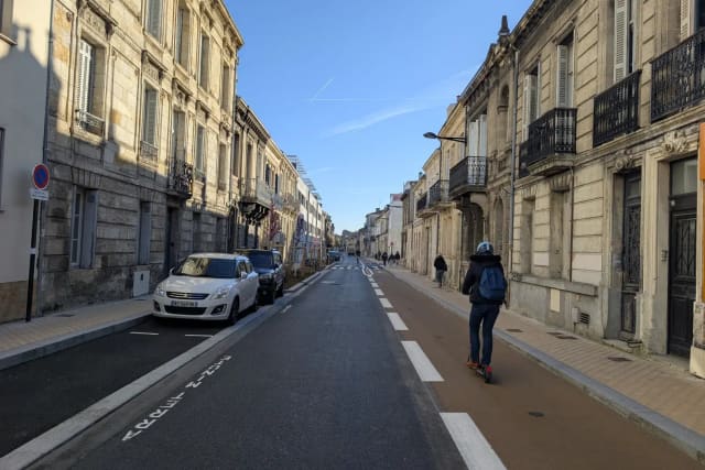 La rue de Pessac rénovée, avec sa piste cyclable protégée, ses trottoirs élargis et ses façades bordelaises typiques