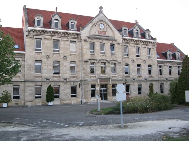 Façade en pierre de l'hôpital psychiatrique Charles Perrens, qui héberge la plateforme téléphonique Questions psy.