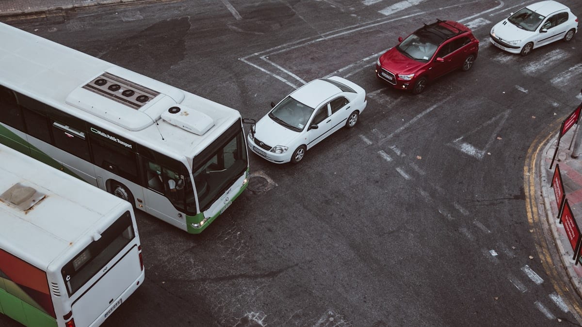 Deux bus et trois voitures