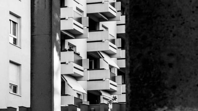 Façades d'immeubles de logements collectifs à balcons en béton, en noir et blanc