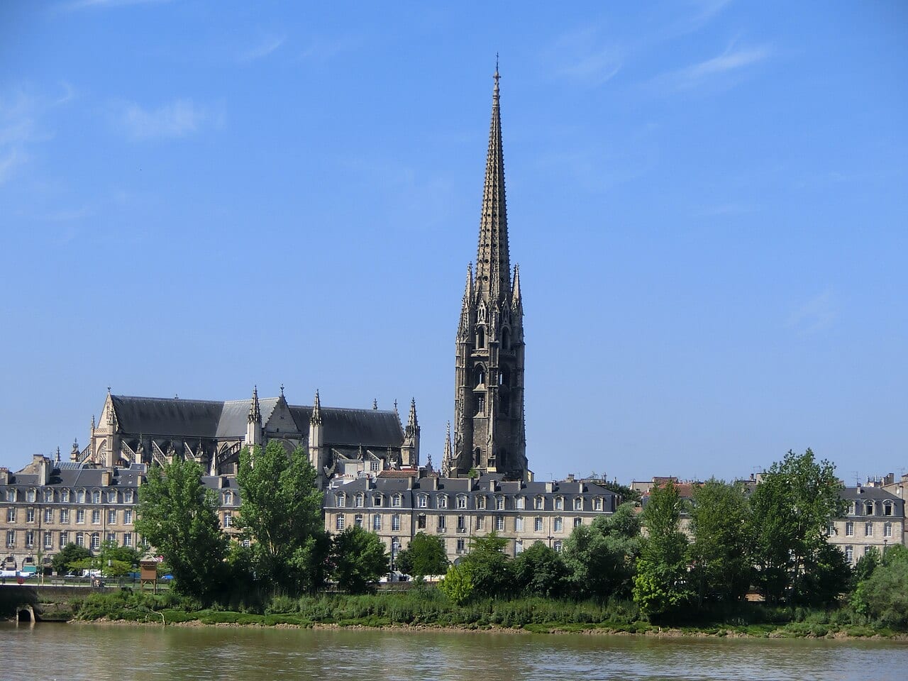 Basilique Saint-Michel de Bordeaux vue de la rive opposée.