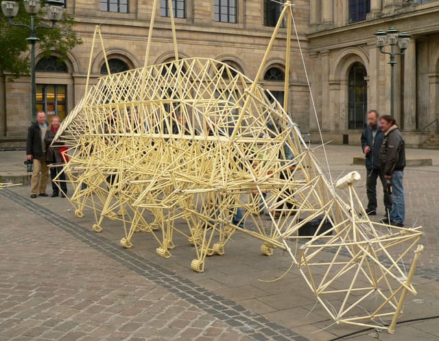 Theo Jansen mit Strandbeest in Hannover