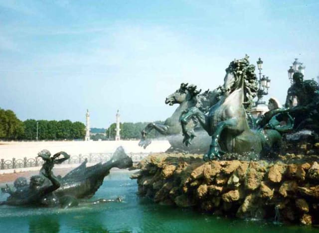 La fontaine des Girondins, avec ses chevaux de bronze, sur la place des Quinconces à Bordeaux, où s'installe la Foire aux plaisirs.